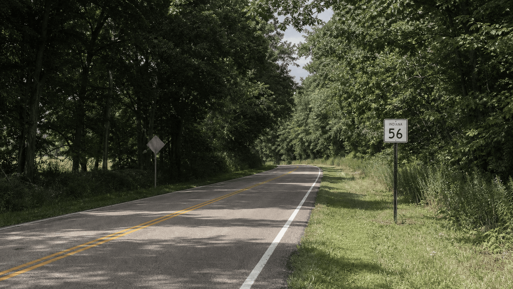 State Road 56, sombreada por árboles, en Stampers Creek Township, Orange County, cerca del lugar donde se informó del choque de la calesa Amish.