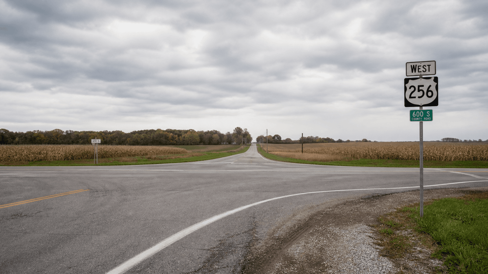 Intersección rural de una carretera estatal en el condado de Parke, Indiana, que representa el atropello y fuga reportado en State Road 59 y Mansfield Road.