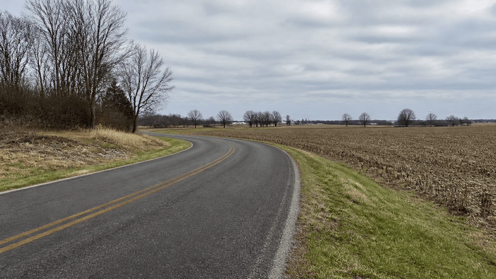 County Road 700 West en una zona rural de Wabash County cerca de Roann, donde un choque mortal de un solo vehículo ocurrido en abril de 2026 dio lugar a una orden de arresto.