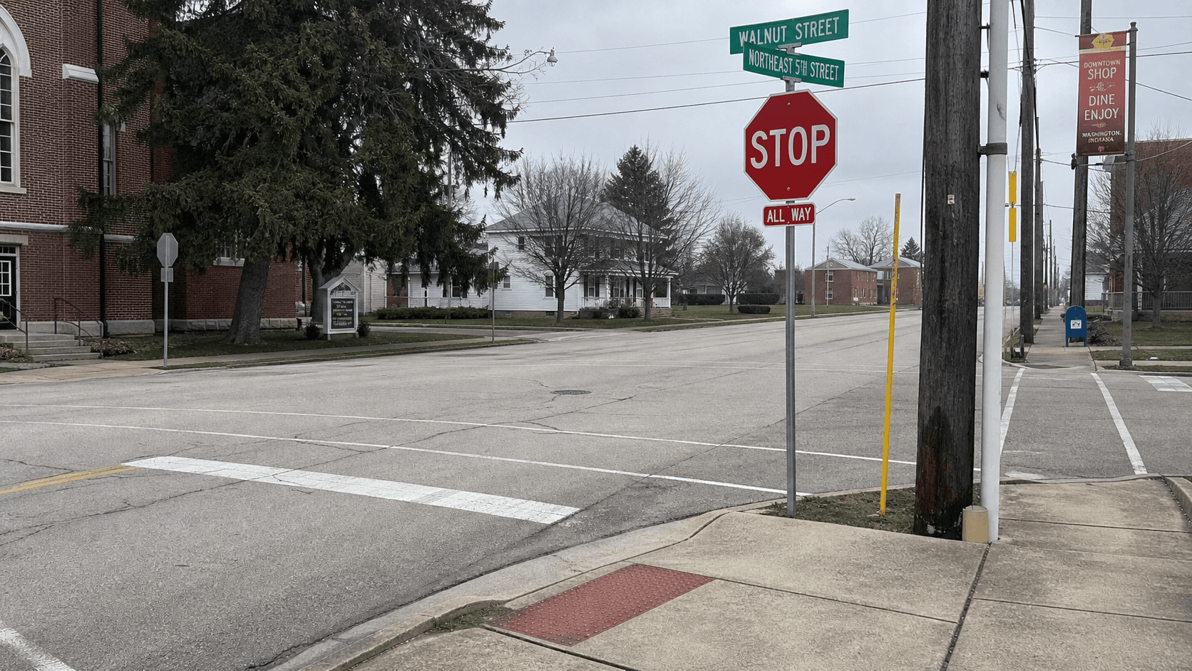 Intersección de Walnut Street y Northeast 5th Street en Washington, Daviess County, donde se informó de una colisión entre una motocicleta y una camioneta.
