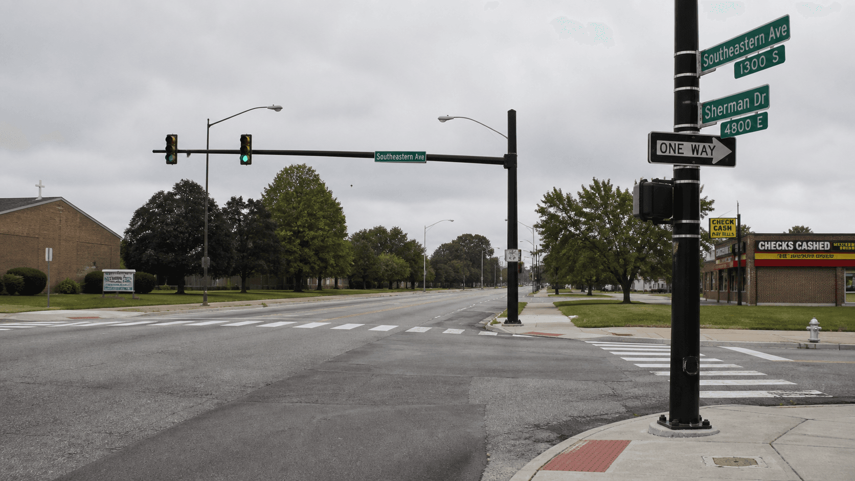Contexto de la intersección de Southeastern Avenue y South Sherman Drive en Indianapolis, donde se reportó el atropello y fuga de un peatón.