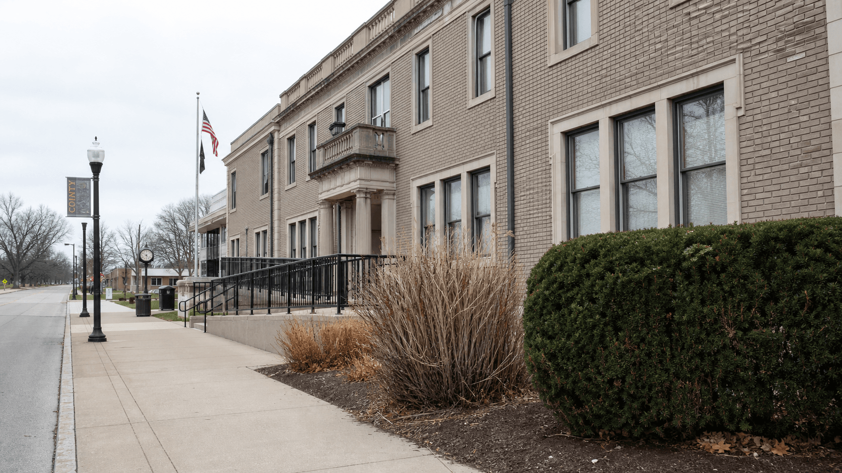 Exterior de un edificio municipal cerca de East Marion Street en Monticello, White County, que brinda contexto para una demanda por un incidente laboral relacionado con la ciudad.