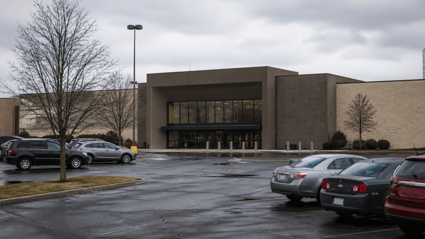 Shopping mall exterior in Muncie, Delaware County, illustrating reporting about preliminary battery charges following a confrontation involving private security.