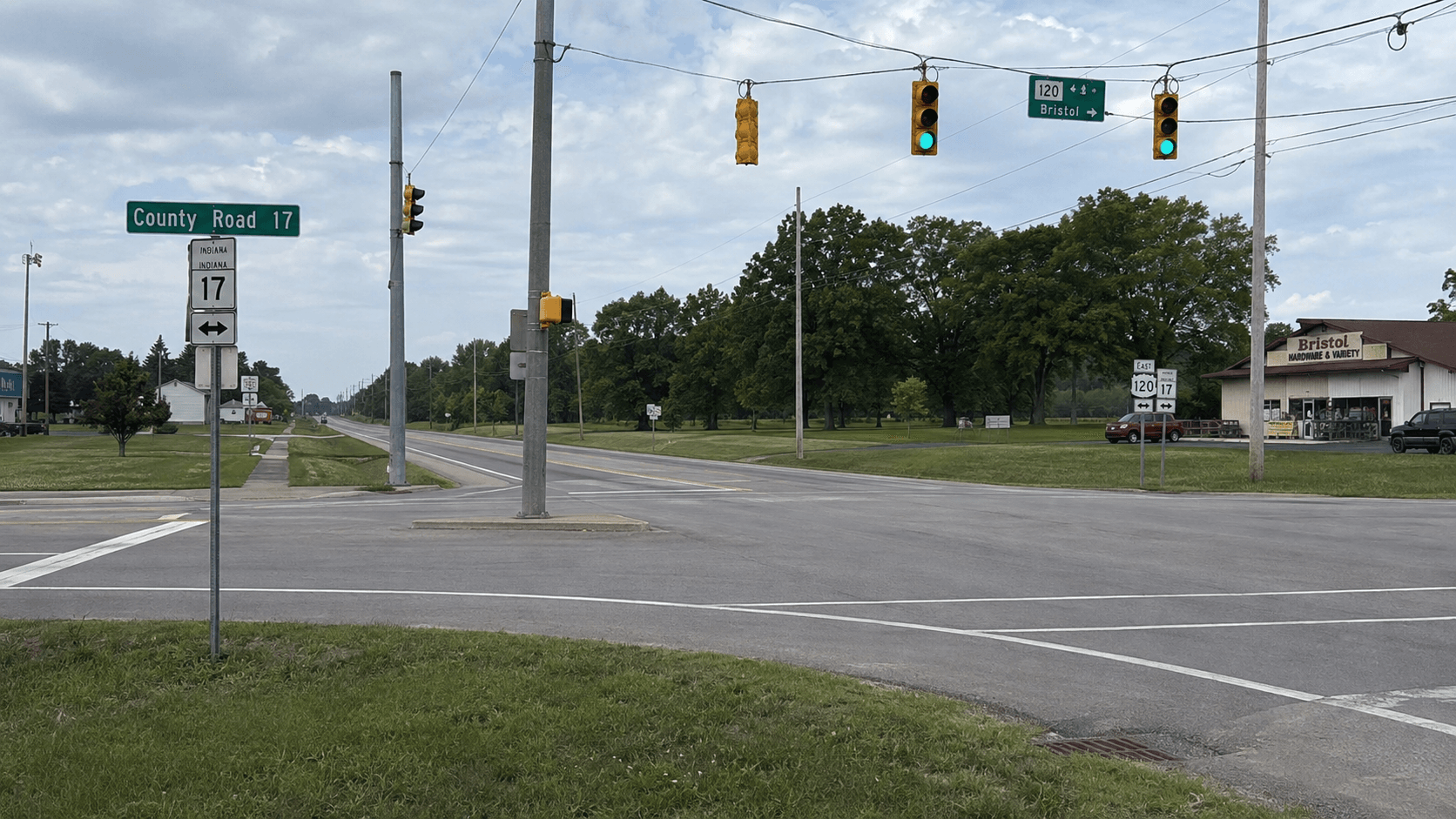 Intersección con semáforo en County Road 17 e Indiana 120 en Bristol, condado de Elkhart, donde un choque relacionado con el alcohol dejó a dos personas heridas.