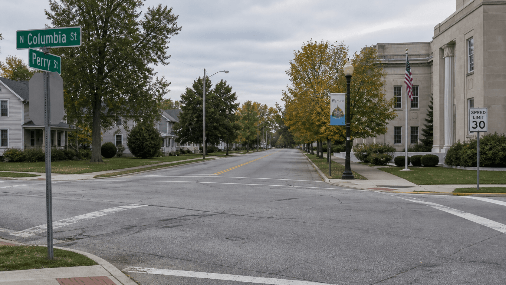 Vista diurna de la intersección de North Columbia Street y Perry Street en Warsaw, Kosciusko County, donde un choque de dos vehículos lesionó a dos personas.