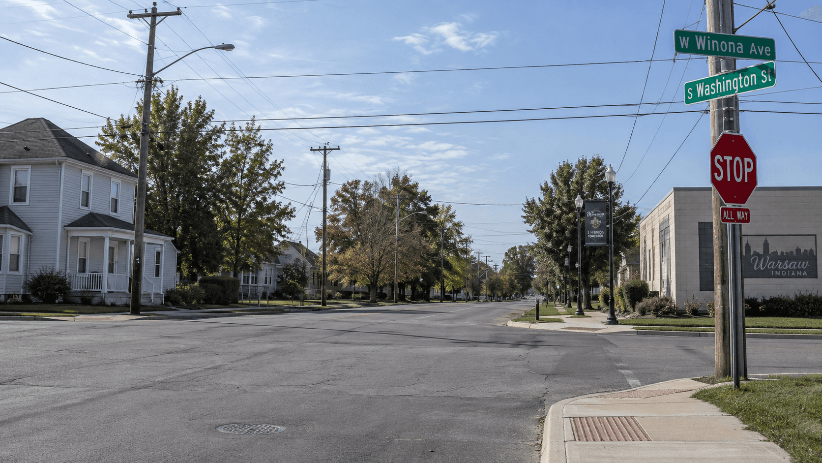 West Winona Avenue y South Washington Street en Warsaw, condado de Kosciusko, donde un choque entre dos vehículos involucró un poste de servicios públicos y una señal de alto.