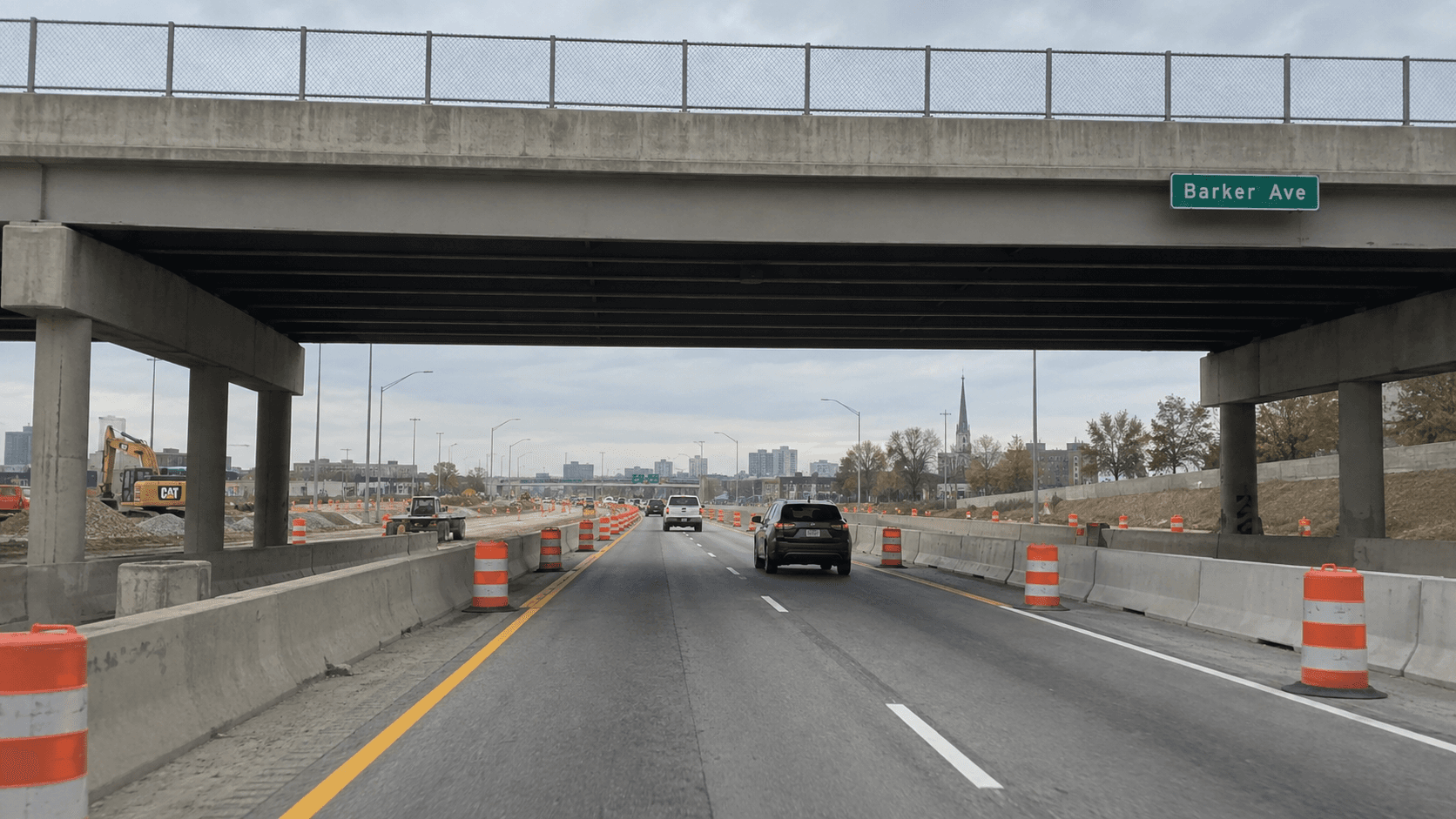 Lloyd Expressway debajo del paso elevado de Barker Avenue en Evansville, donde se informó de un choque nocturno en una zona de obras activa.