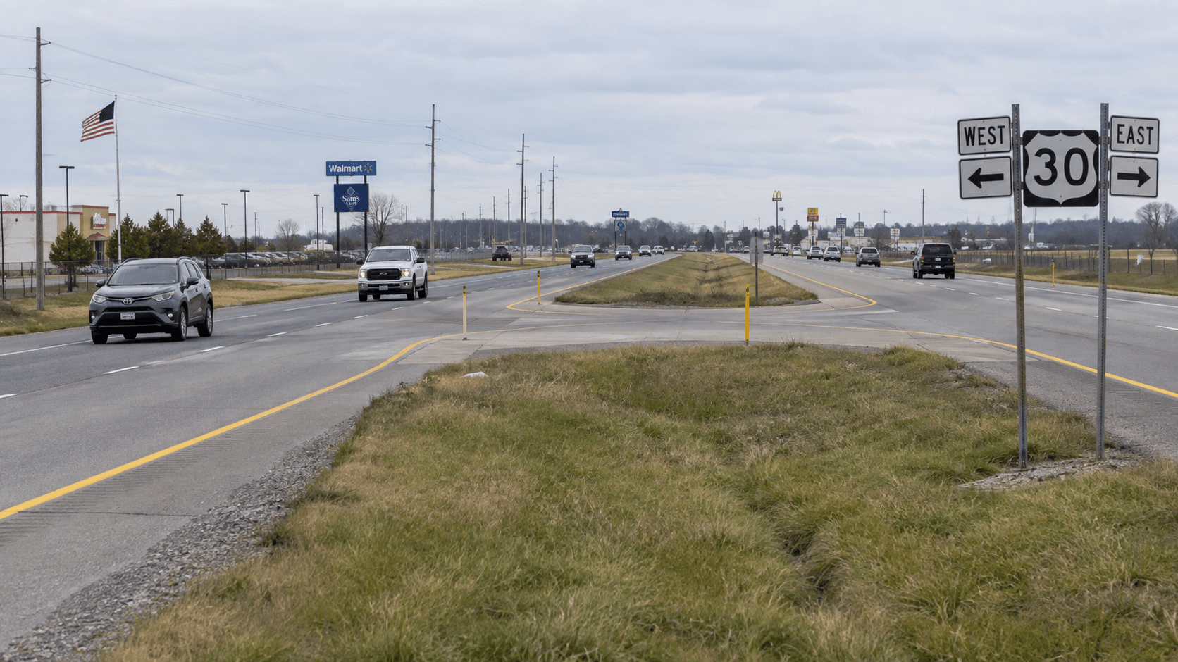 Cruce de la mediana de U.S. 30 cerca de Warsaw, en el condado de Kosciusko, que representa la intersección donde tres personas resultaron heridas en un choque.