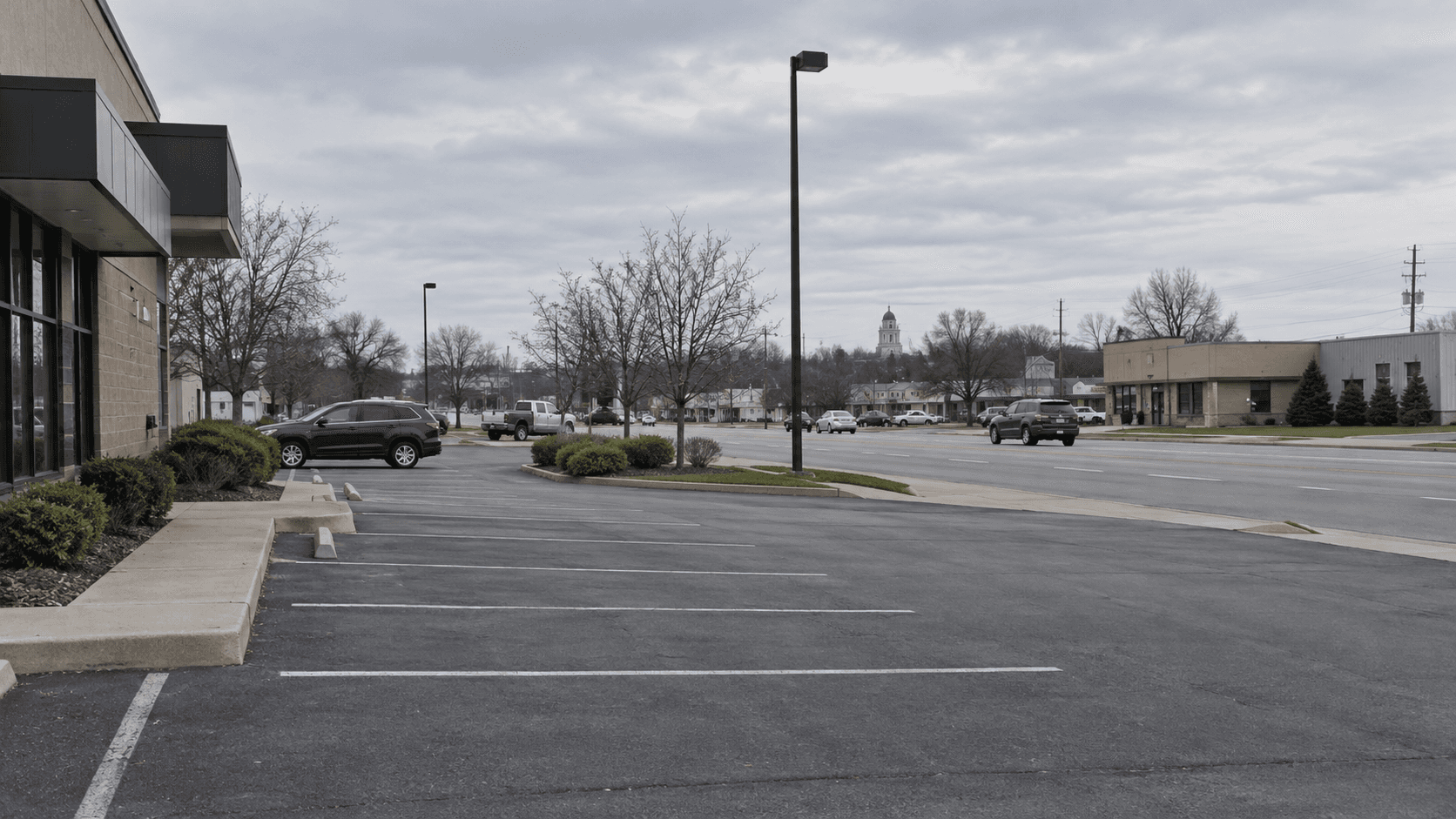 Estacionamiento comercial junto a West Jefferson Street en Plymouth, Marshall County, donde una disputa por ira al volante presuntamente terminó en una pelea.