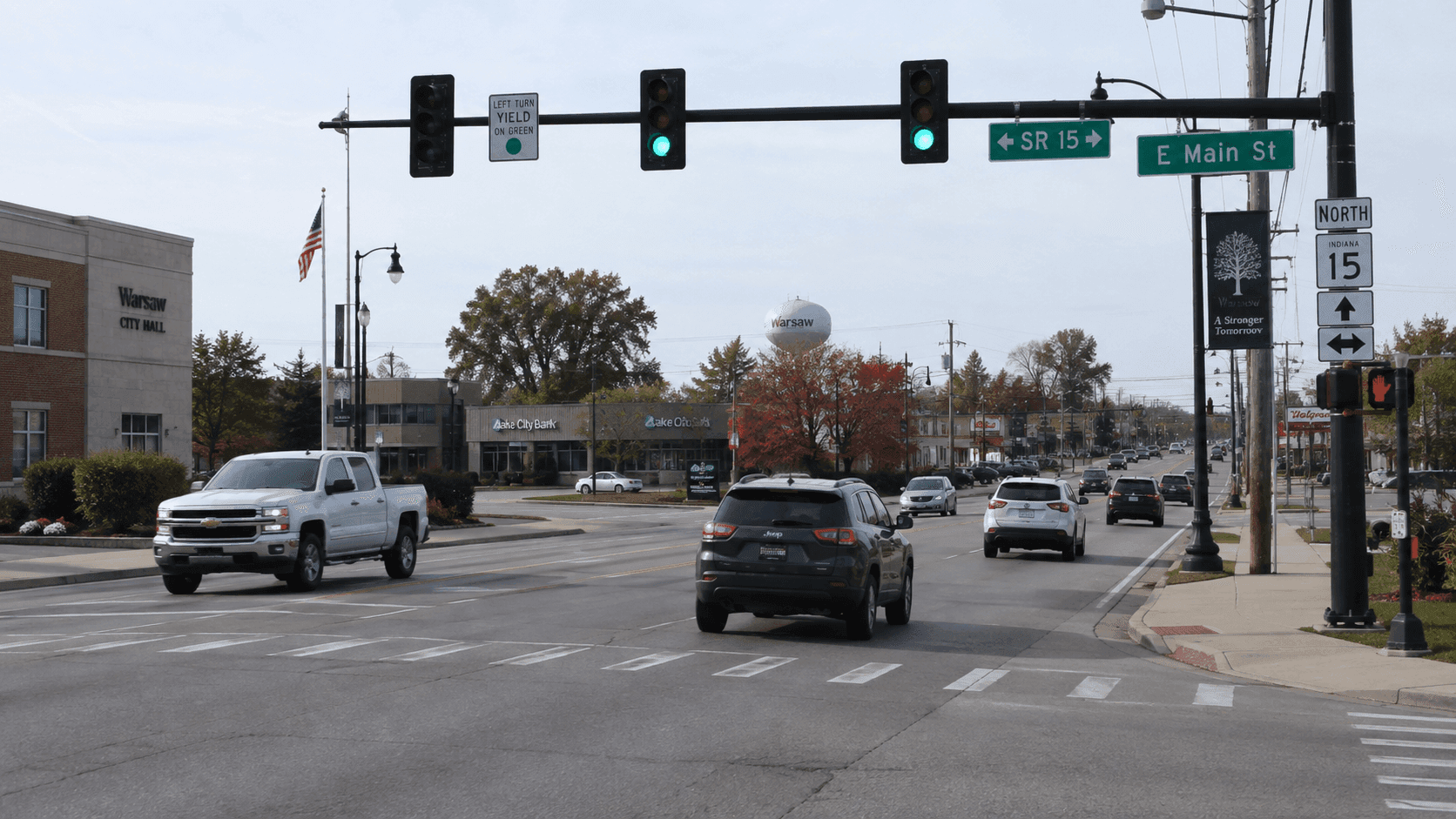Intersección con semáforo en Warsaw, Kosciusko County, que ilustra el lugar del choque en State Road 15 y East Main Street.
