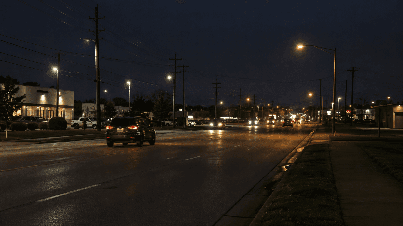 Zona de Menards Drive en Evansville, Vanderburgh County, mostrada después del anochecer como contexto de un accidente de atropello y fuga de un ciclista del que se informó.