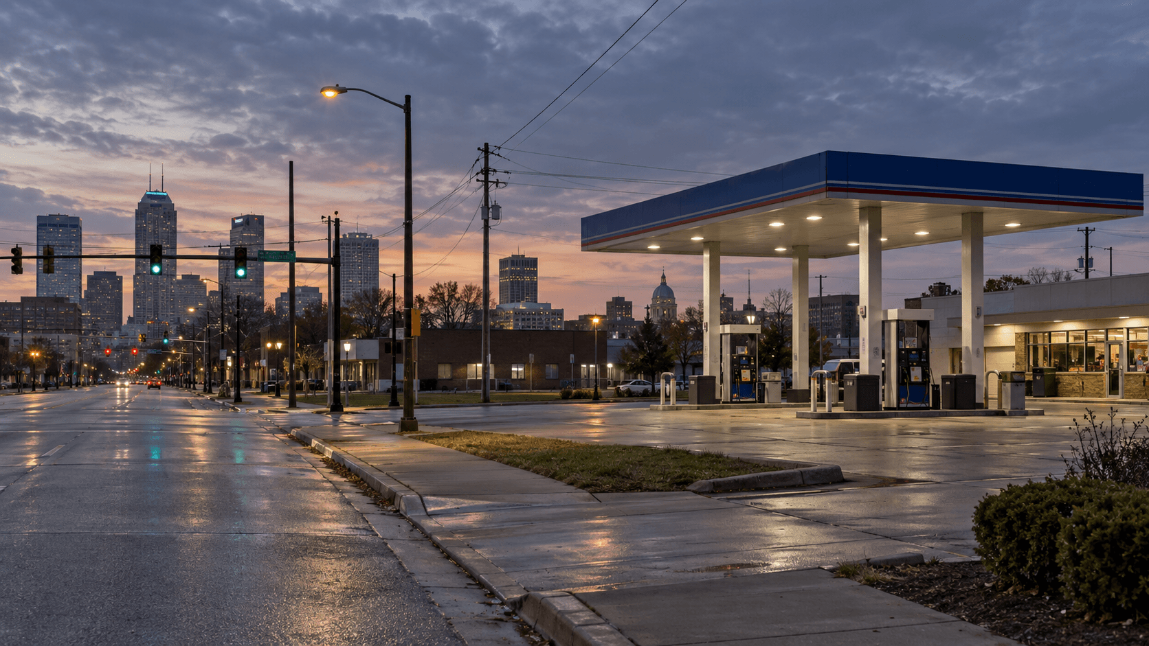Una gasolinera cerca de una intersección urbana en Indianapolis, que representa la investigación del atropello y fuga mortal ocurrido en West 16th Street y North Tibbs Avenue.