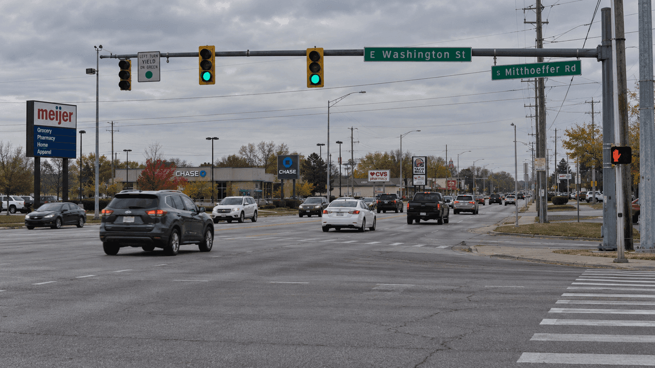 Intersección de East Washington Street y Mitthoeffer Road en Indianapolis, lugar del choque mortal ocurrido durante la persecución en 2025 que se analiza en el artículo.