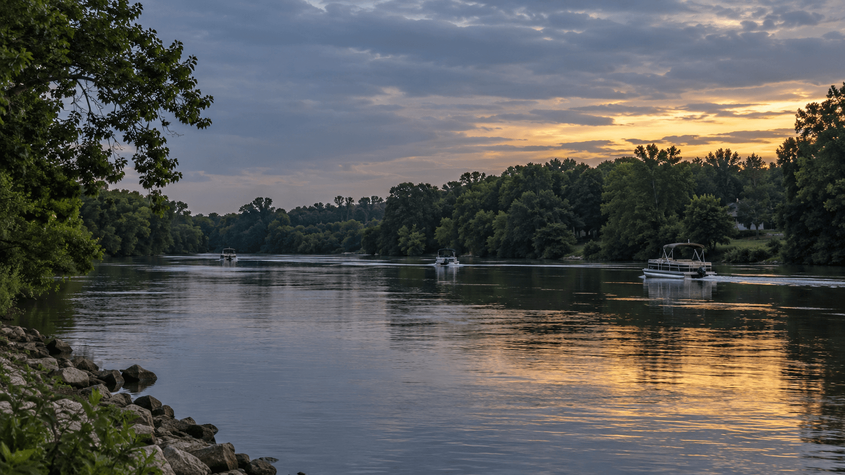 St. Joseph River en Elkhart County cerca del anochecer, que muestra el lugar y las condiciones mencionados en los informes sobre el choque de botes.