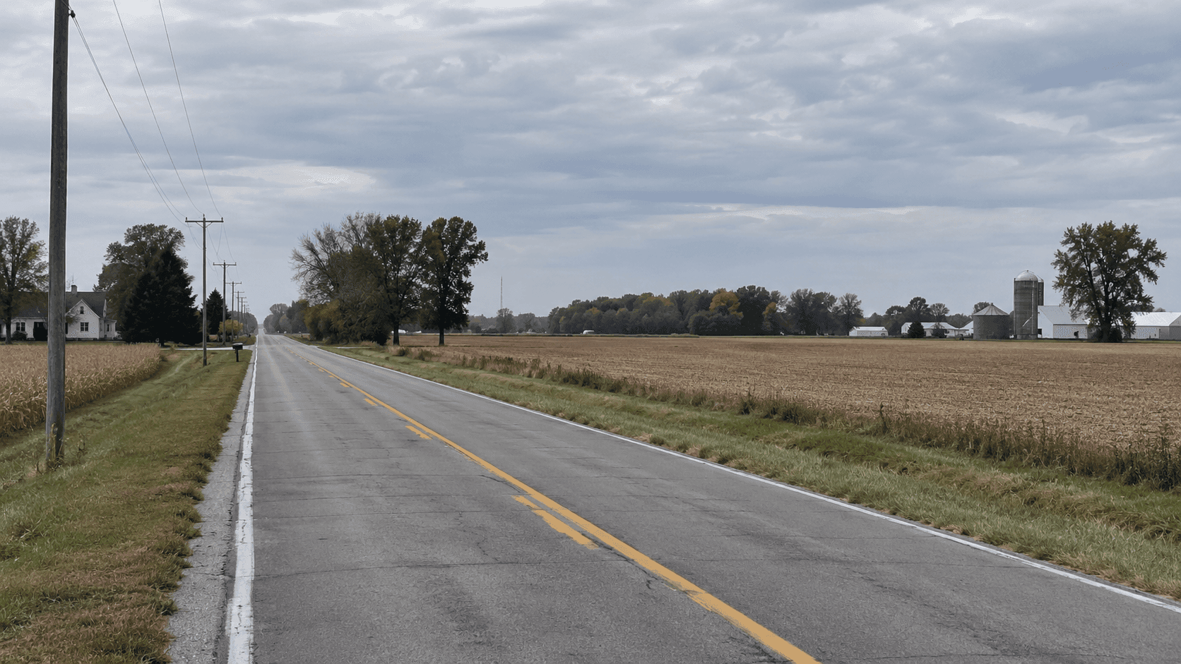 North County Road 800W cerca de Etna Green, en Kosciusko County, la zona de un choque con vuelco de tres vehículos del que se informó.