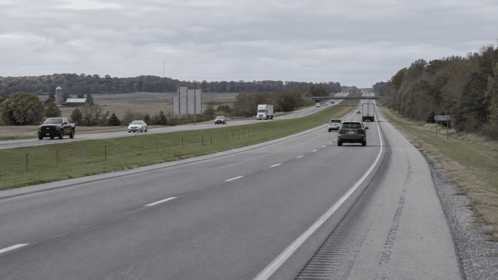 Interstate 64 y su mediana de césped en una zona rural de Gibson County, donde ocurrió un choque fatal tras cruzar la mediana que continúa bajo investigación.