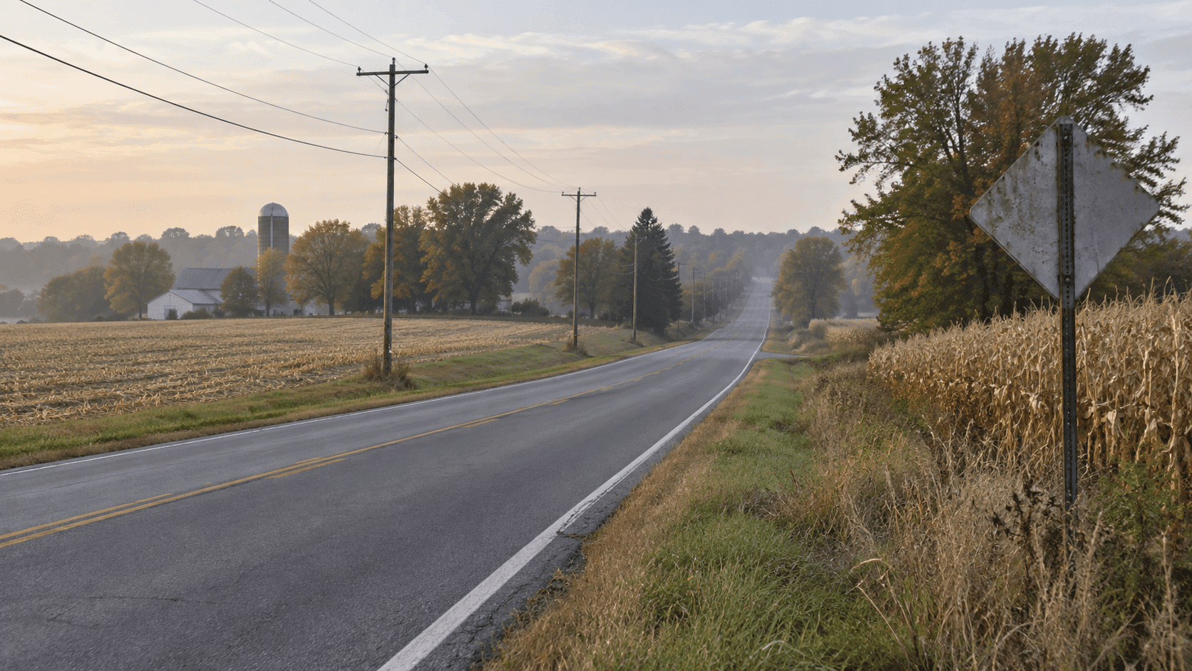 Vista representativa de una carretera rural del condado y postes de servicios públicos cerca de Etna Green, en el condado de Kosciusko, donde se reportó el vuelco de un camión agrícola.