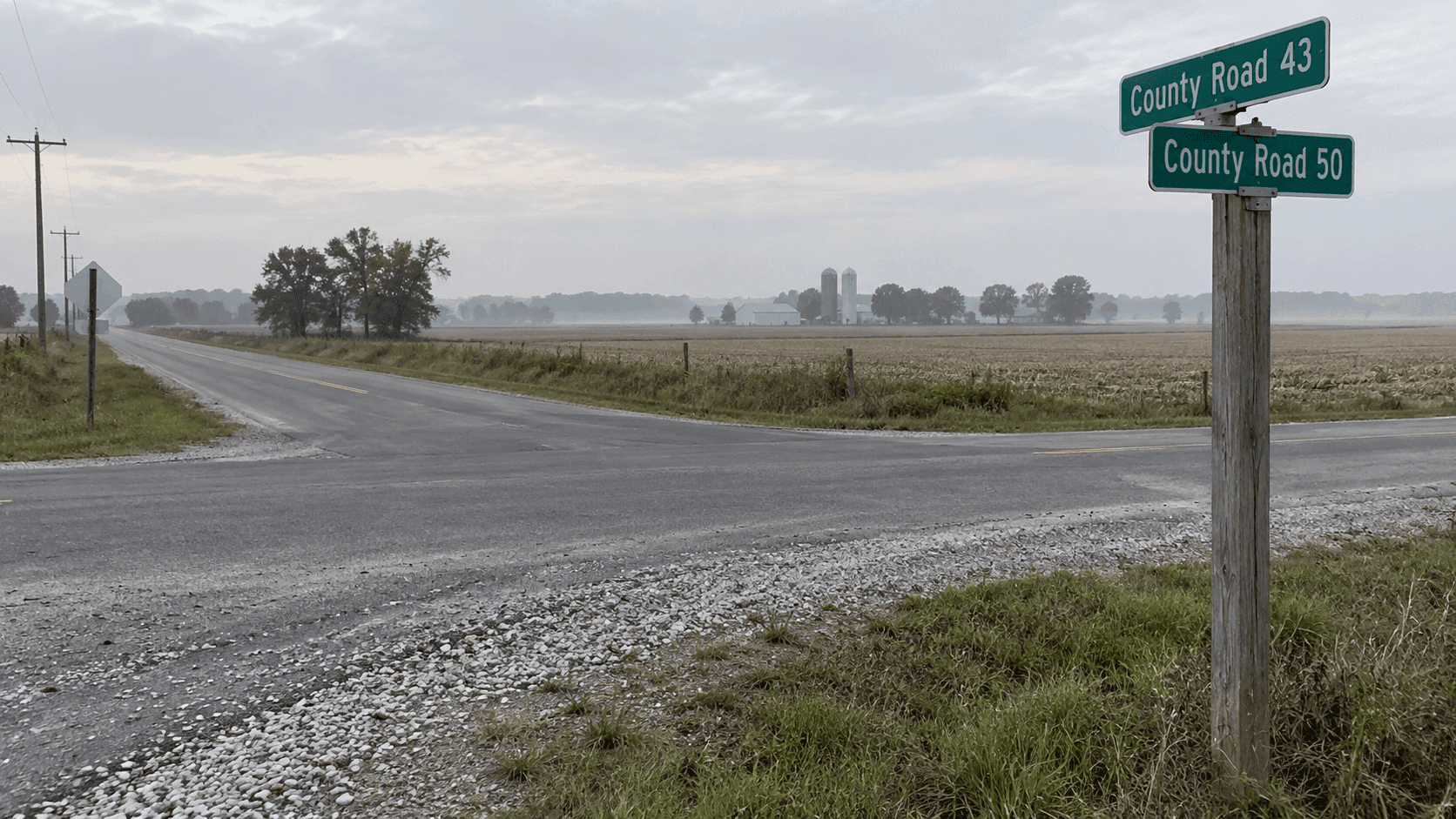 County Road 43 y County Road 50 cerca de Millersburg en Elkhart County, donde se reportaron un vuelco y la expulsión de una pasajera.