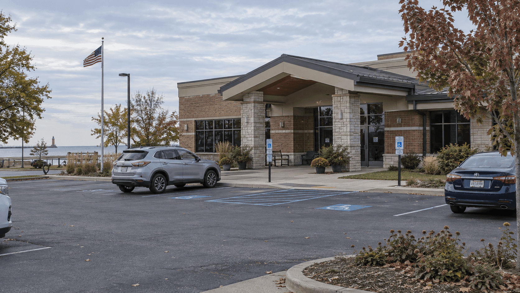 Exterior del estacionamiento de un centro público para adultos mayores en Michigan City, LaPorte County, que proporciona contexto sobre el lugar de la investigación del tiroteo informado.