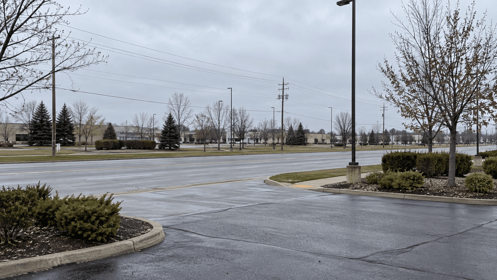 Vía comercial y entrada de un estacionamiento en Goshen, Indiana, que representan el choque con lesiones en Eisenhower Drive North.