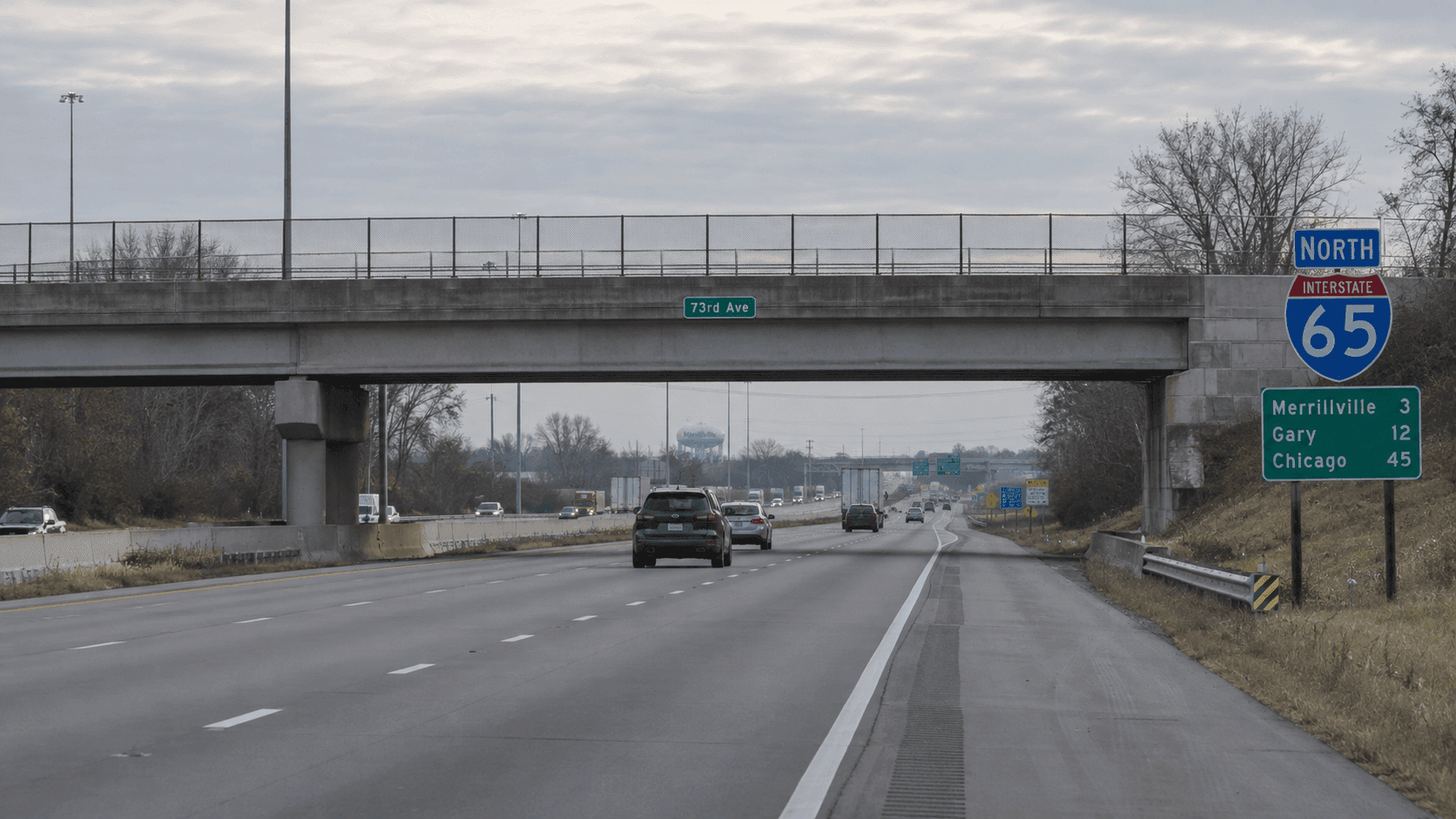 Paso elevado y carriles de la autopista en dirección norte en Merrillville, Lake County, que representan la investigación del choque en la I-65 cerca de 73rd Avenue.