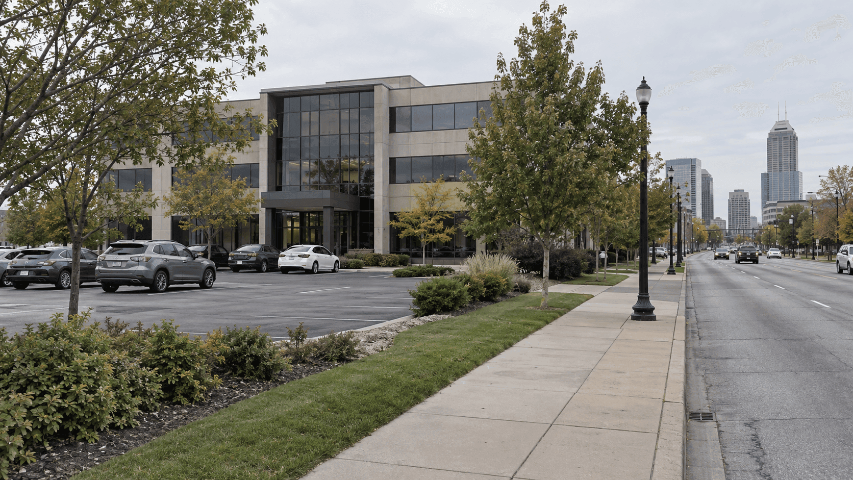 Estacionamiento de un edificio de oficinas a lo largo de North Meridian Street en Indianapolis, la zona pertinente para una investigación de homicidio en Marion County.