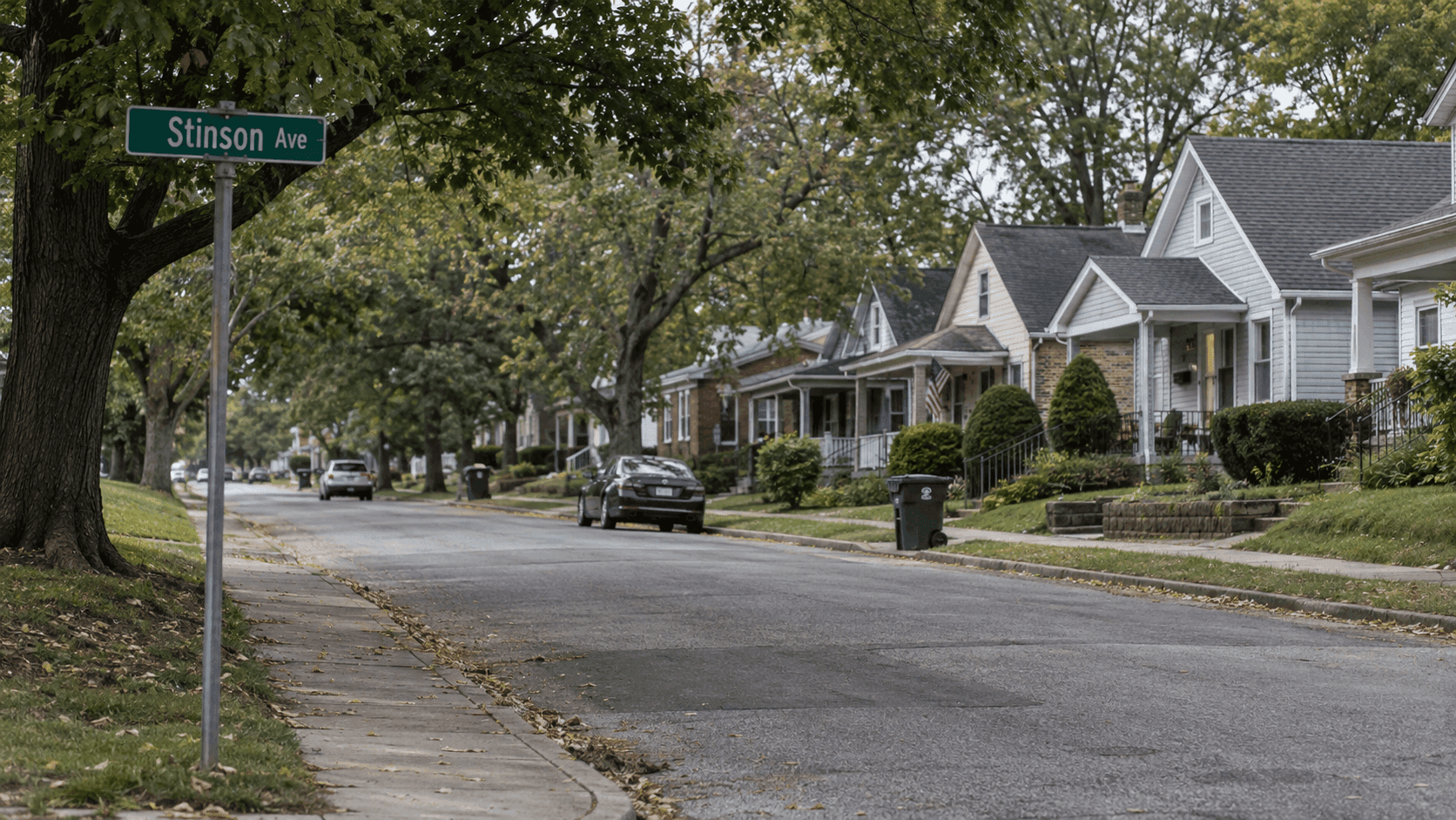 Escena de una calle residencial en Stinson Avenue en Evansville, Vanderburgh County, donde el incendio de una casa ocurrido en September dejó dos personas heridas.