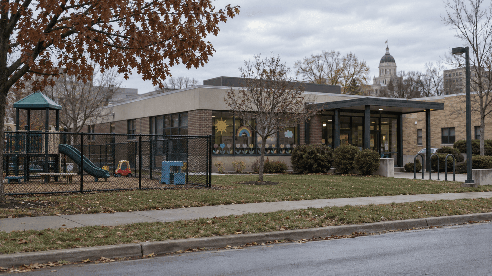 Exterior de un centro de cuidado infantil en West 17th Street en Bloomington, condado de Monroe, que representa el lugar de la lesión reportada relacionada con una cuna.