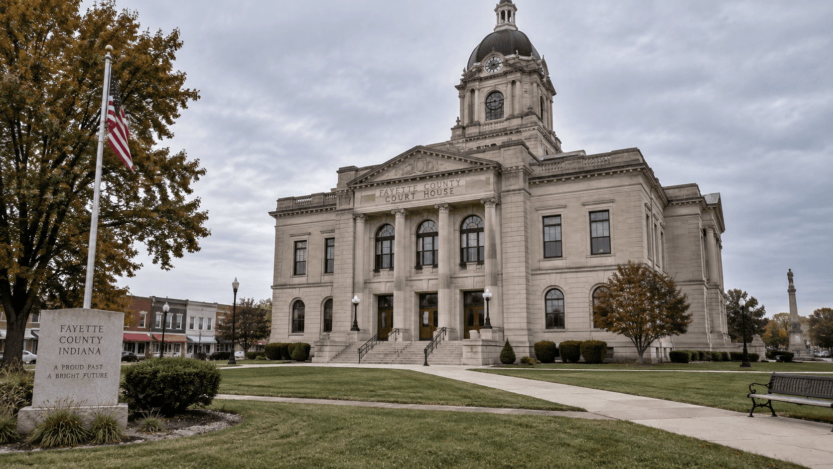 Exterior del County courthouse en el condado de Fayette, Indiana, que ilustra el caso penal de Connersville relacionado con dos muertes ocurridas en 2022.