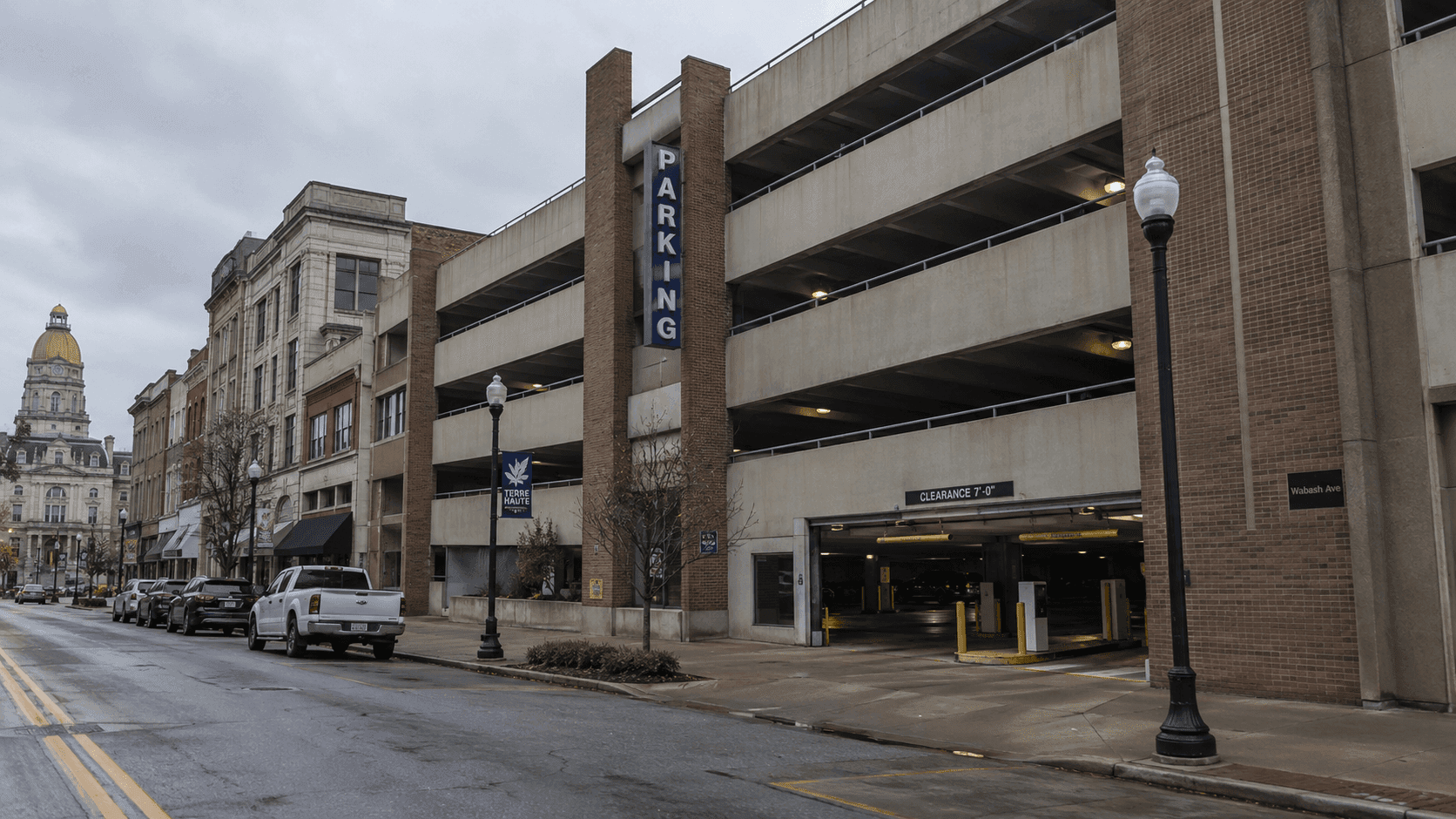 Vista urbana de un estacionamiento del centro en Wabash Avenue en Terre Haute, donde la policía investigó una agresión reportada.