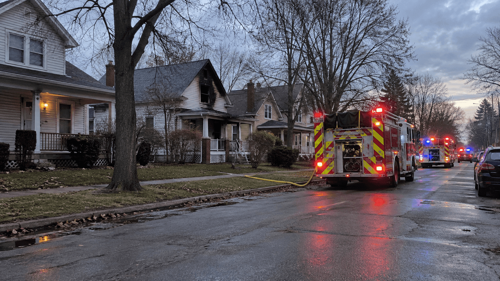 Escena residencial en College Street en South Bend, condado de St. Joseph, donde el incendio de una casa dejó a un residente con quemaduras.
