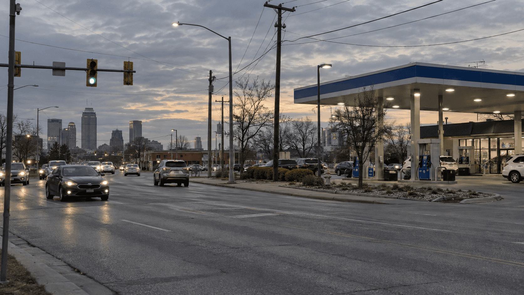 Gasolinera cerca de una intersección urbana en Indianapolis, que proporciona contexto sobre el lugar del altercado mortal reportado en E. 38th Street y N. Mitthoeffer Road.