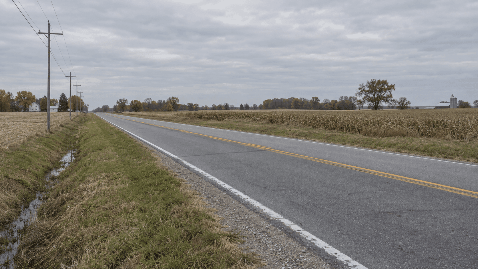 State Road 16 en una zona rural del condado de Cass, Indiana, que ilustra el lugar de un choque mortal de motocicleta entre Logansport y Royal Center.