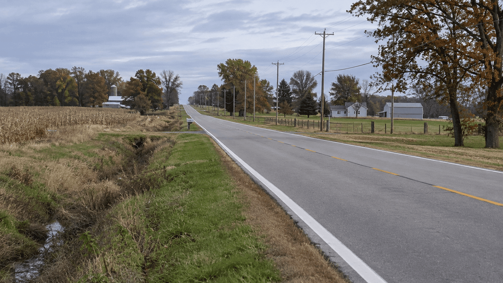 Rural roadway and shoulder near Jamestown in Boone County, representing the reported runner collision on Middle Jamestown Road.