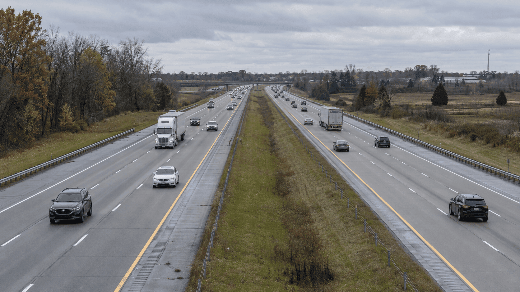 Indiana Toll Road y la mediana cerca de South Bend, en el condado de St. Joseph, el área relacionada con un vuelco reportado.