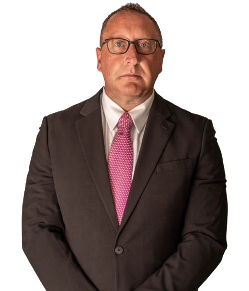Chad Delventhal está de pie con traje.
