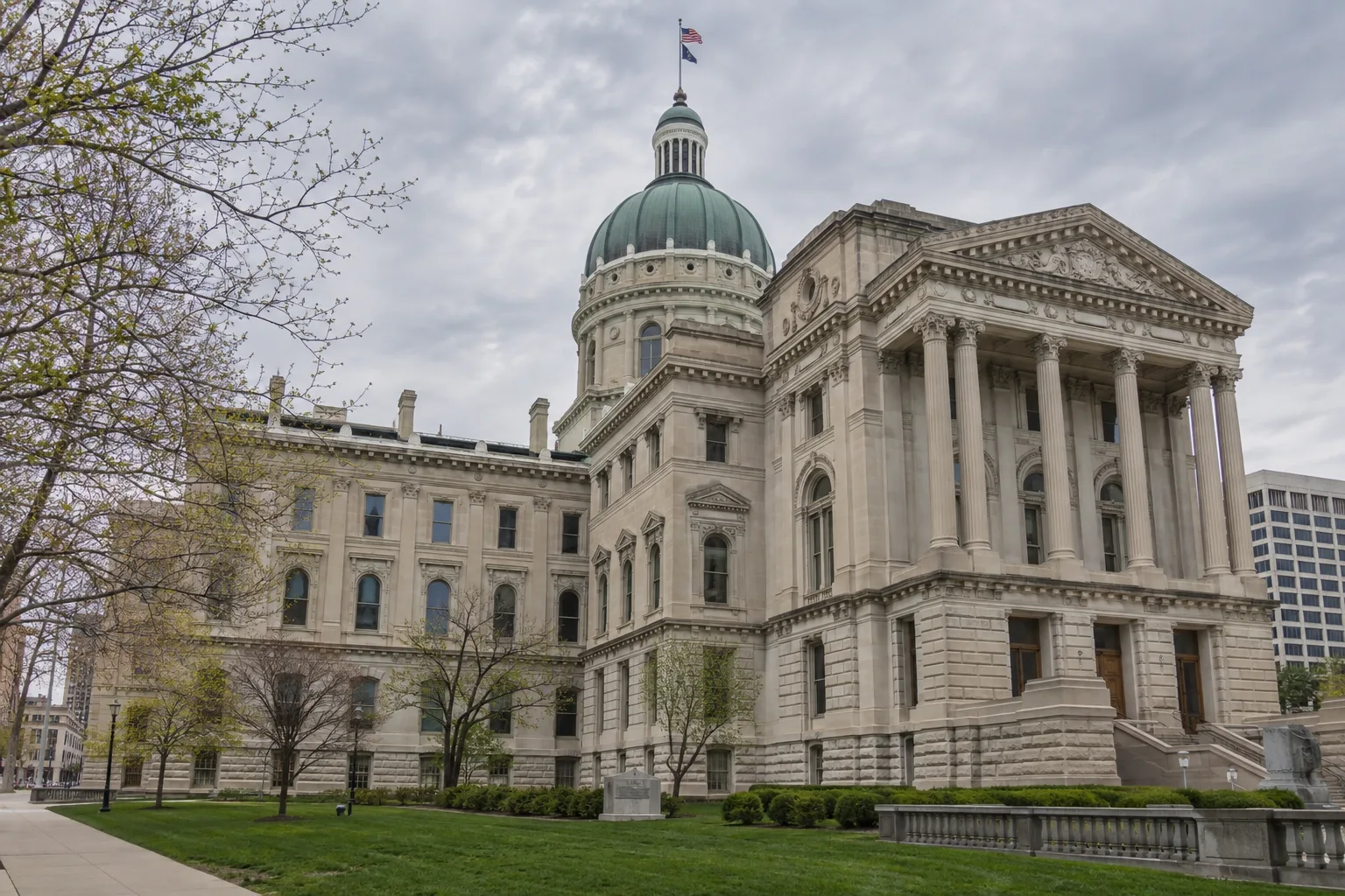 Illustration of government architecture representing the distinction between agency and court review