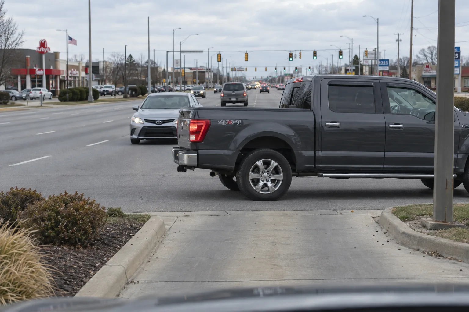 Large stopped vehicle blocking the view of an adjacent traffic lane