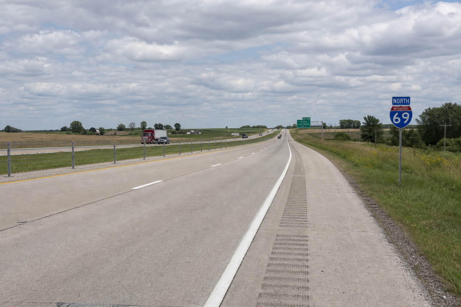 Daytime view of northbound I-69 with cable median barrier in Allen County, Indiana, illustrating the roadway feature involved in the fatal motorcycle crash near the GM plant.