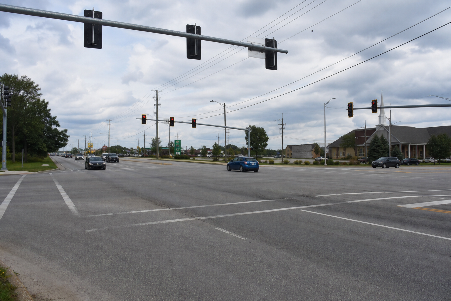 Traffic signals and marked lanes at a Whiteland, Indiana intersection, illustrating the setting of the fatal Johnson County collision.