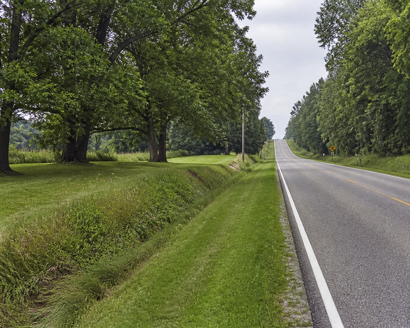 A rural two-lane road and pavement edge in DeKalb County, illustrating roadway conditions relevant to the County Road 31 crash report.