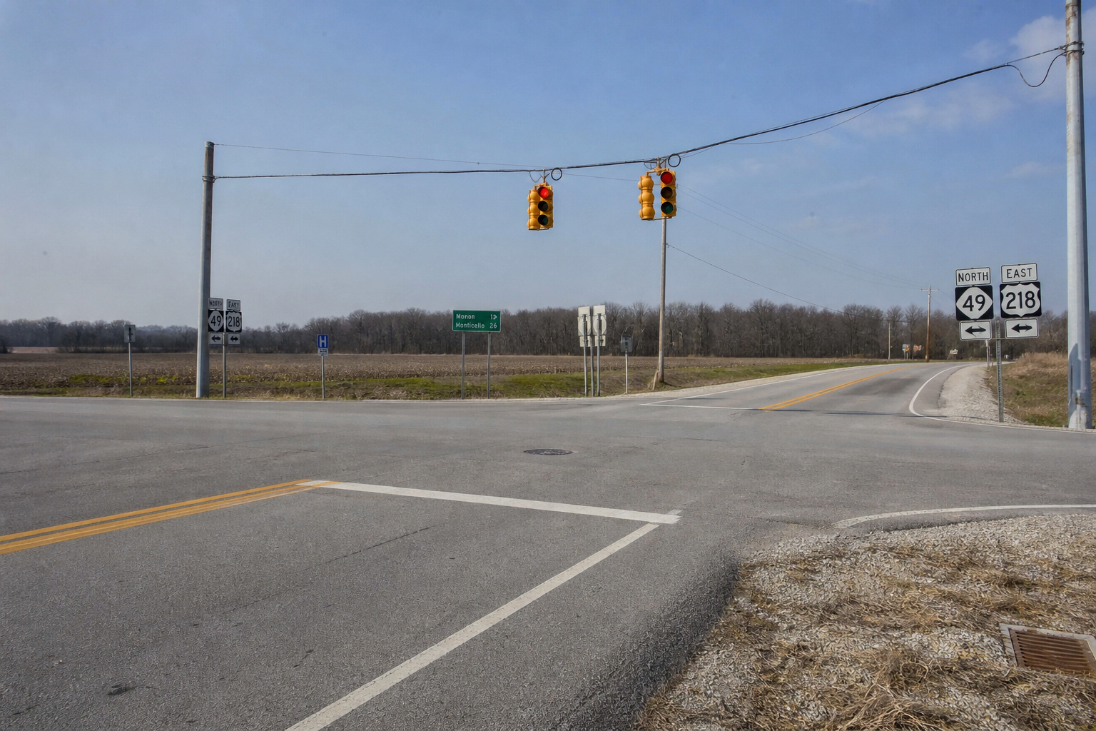 Flashing traffic signal at an Indiana highway intersection, illustrating the traffic control involved in the Mackey crash report.