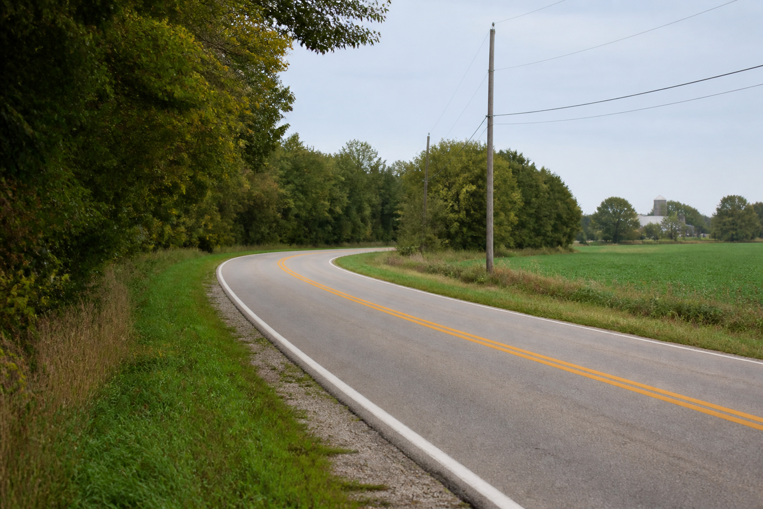 A curve on a rural Wabash County road, providing context for the fatal crash investigation near Roann.