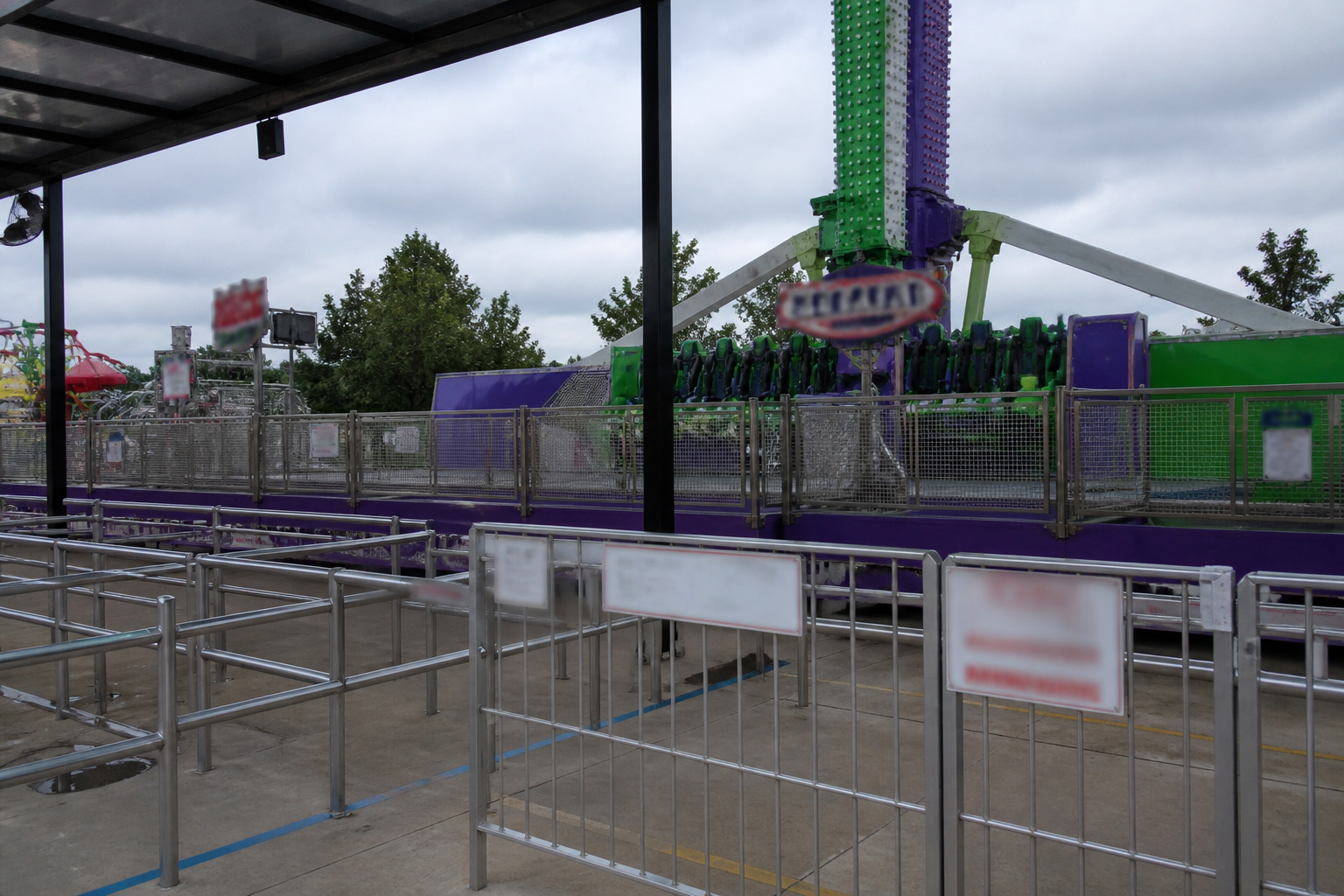 Empty amusement ride loading area in Indiana, illustrating the safety and restraint issues raised in the White County lawsuit.