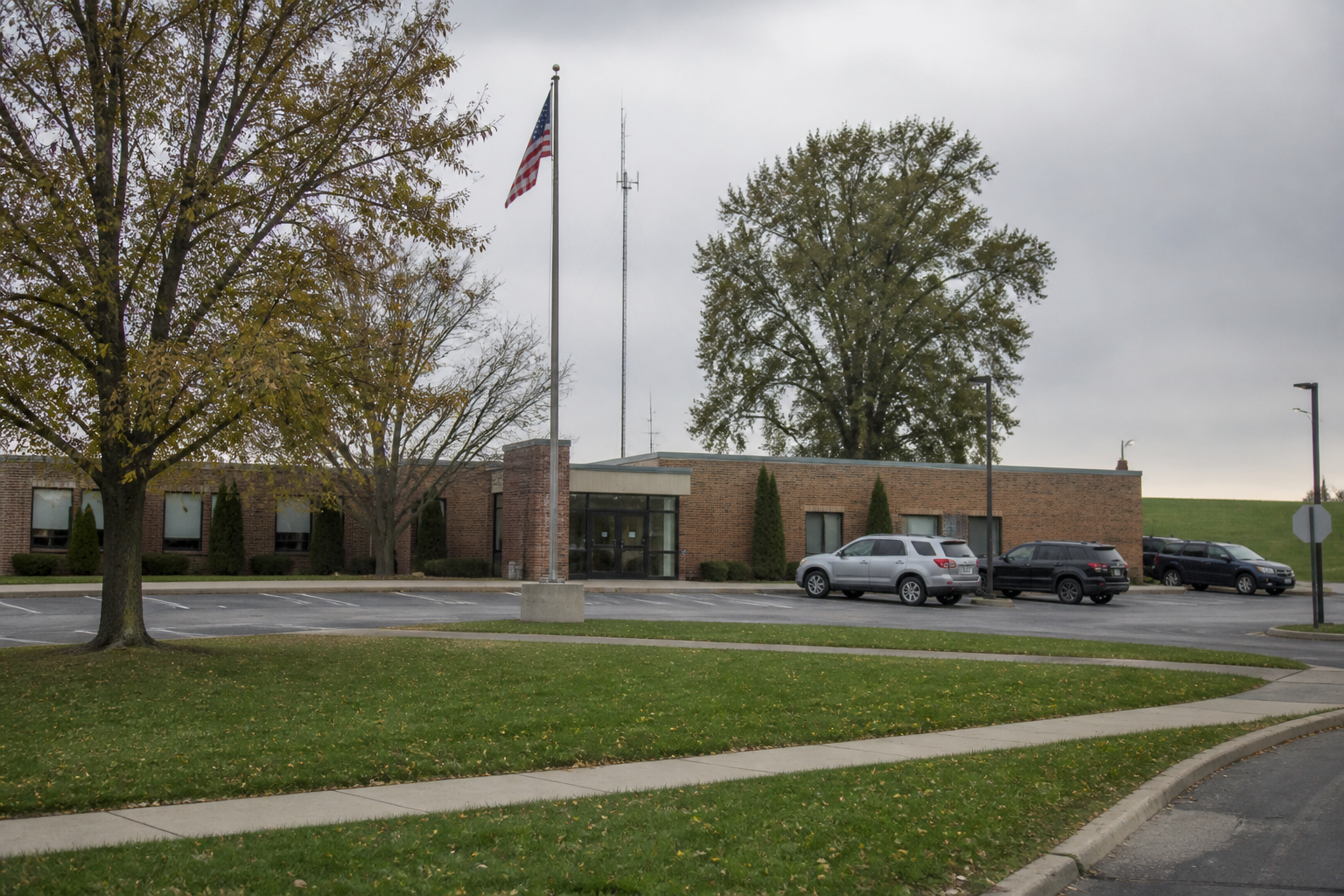Generic northeast Indiana sheriff's office exterior representing the public crash investigation and report process.