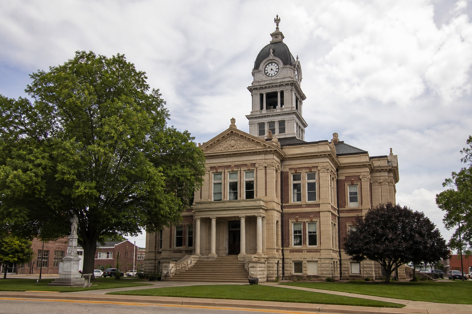 Indiana county courthouse exterior representing the Kosciusko County legal venue and claim deadlines discussed in the article.