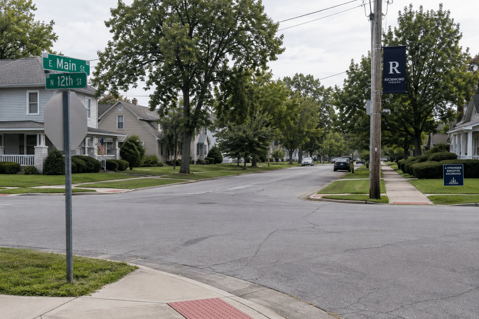 Residential intersection in Richmond, Indiana, illustrating the area where the police pursuit crash was reported.